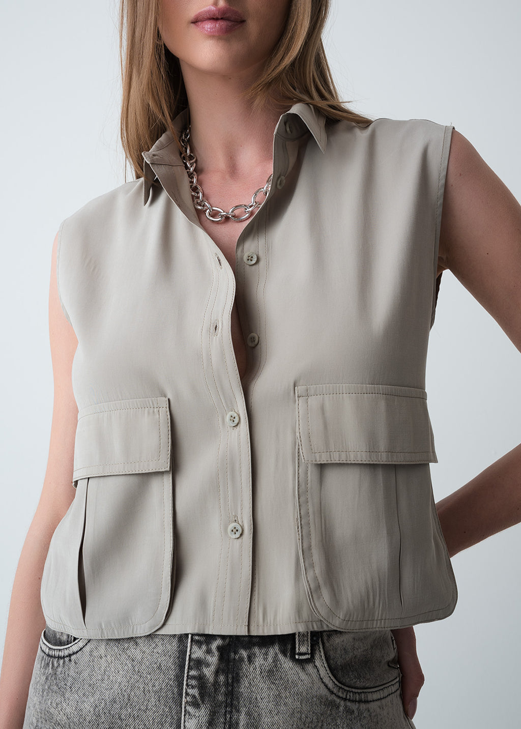 Camisa con bolsillos tipo cargo - Gris 14_519G331_GRI171107_0