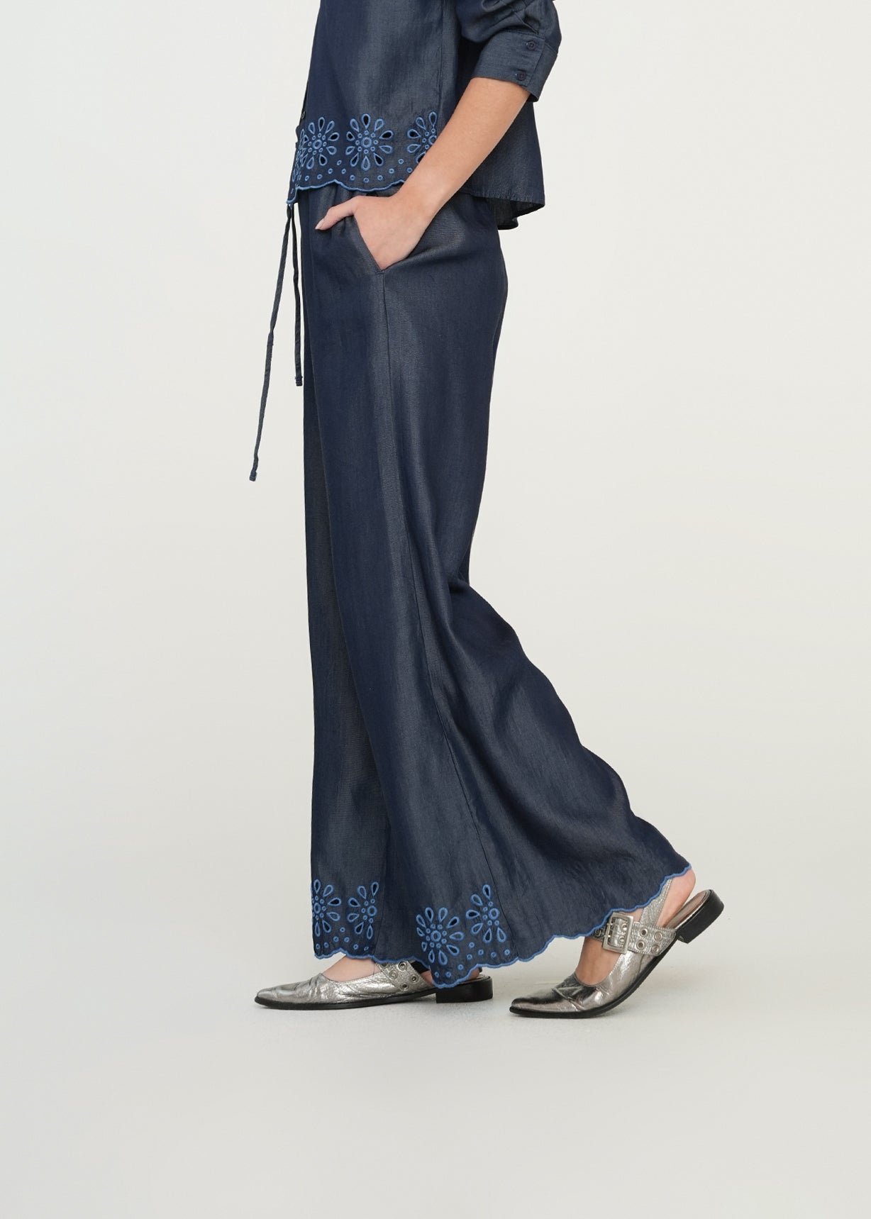 Pantalón con bordado floral - Azul 14_539G355_AZU183928_3