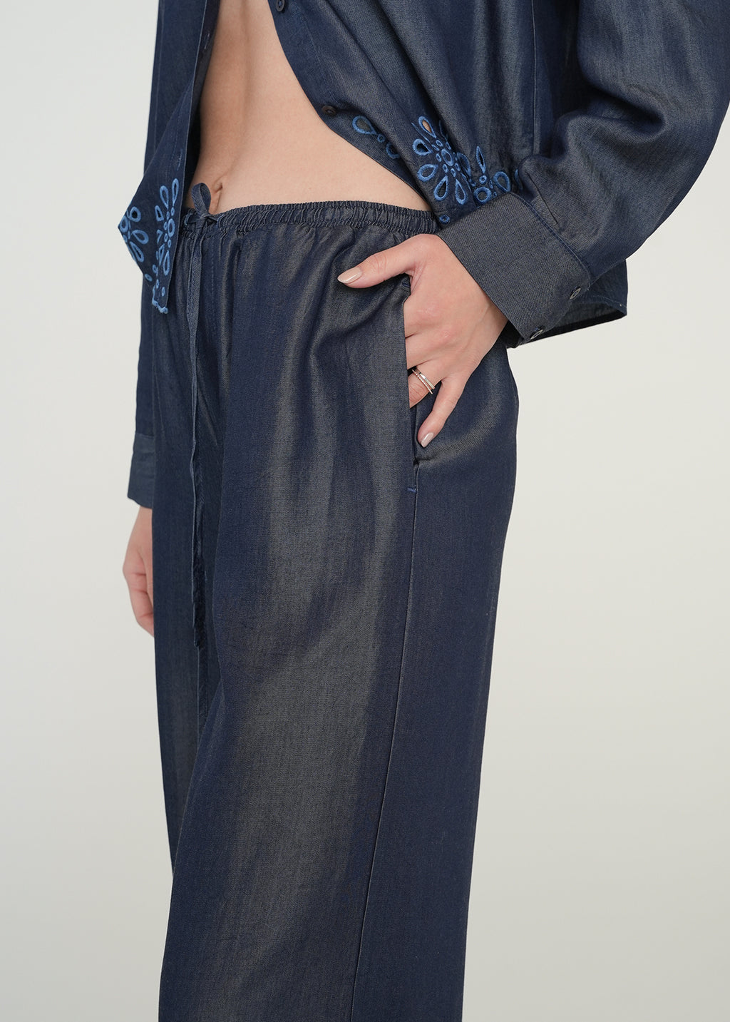 Pantalón con bordado floral - Azul 14_539G355_AZU183928_4