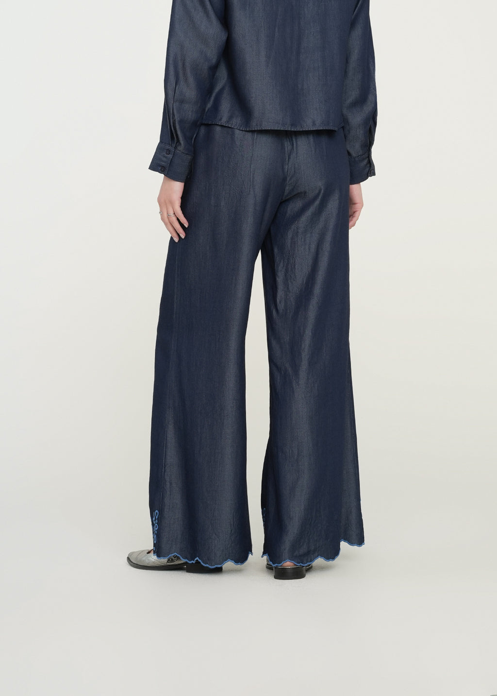 Pantalón con bordado floral - Azul 14_539G355_AZU183928_5
