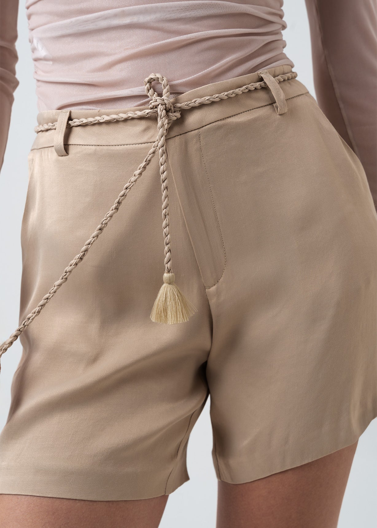Bermuda con cinturón trenzado - Beige 14_553G337_BEI131012_4