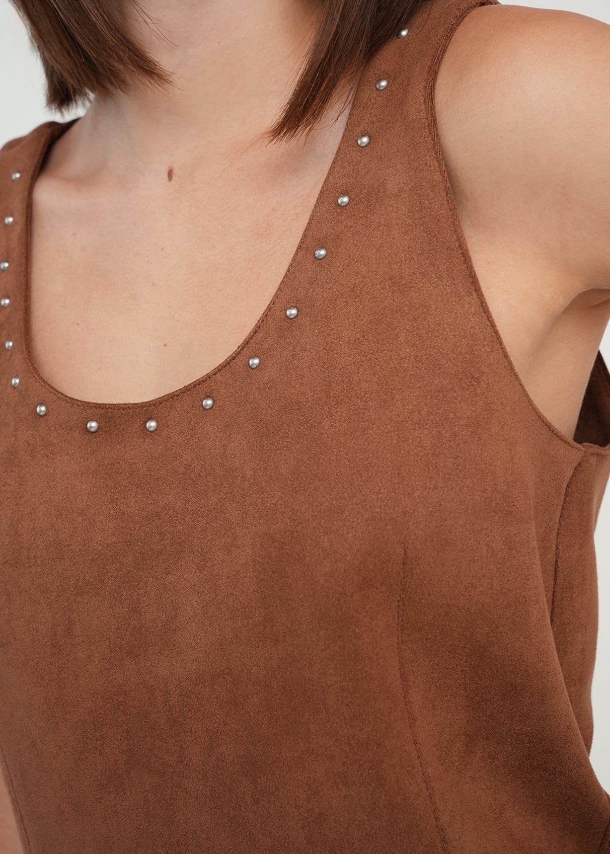 Vestido corto con taches - Café 14_579G367_CAF181048_4
