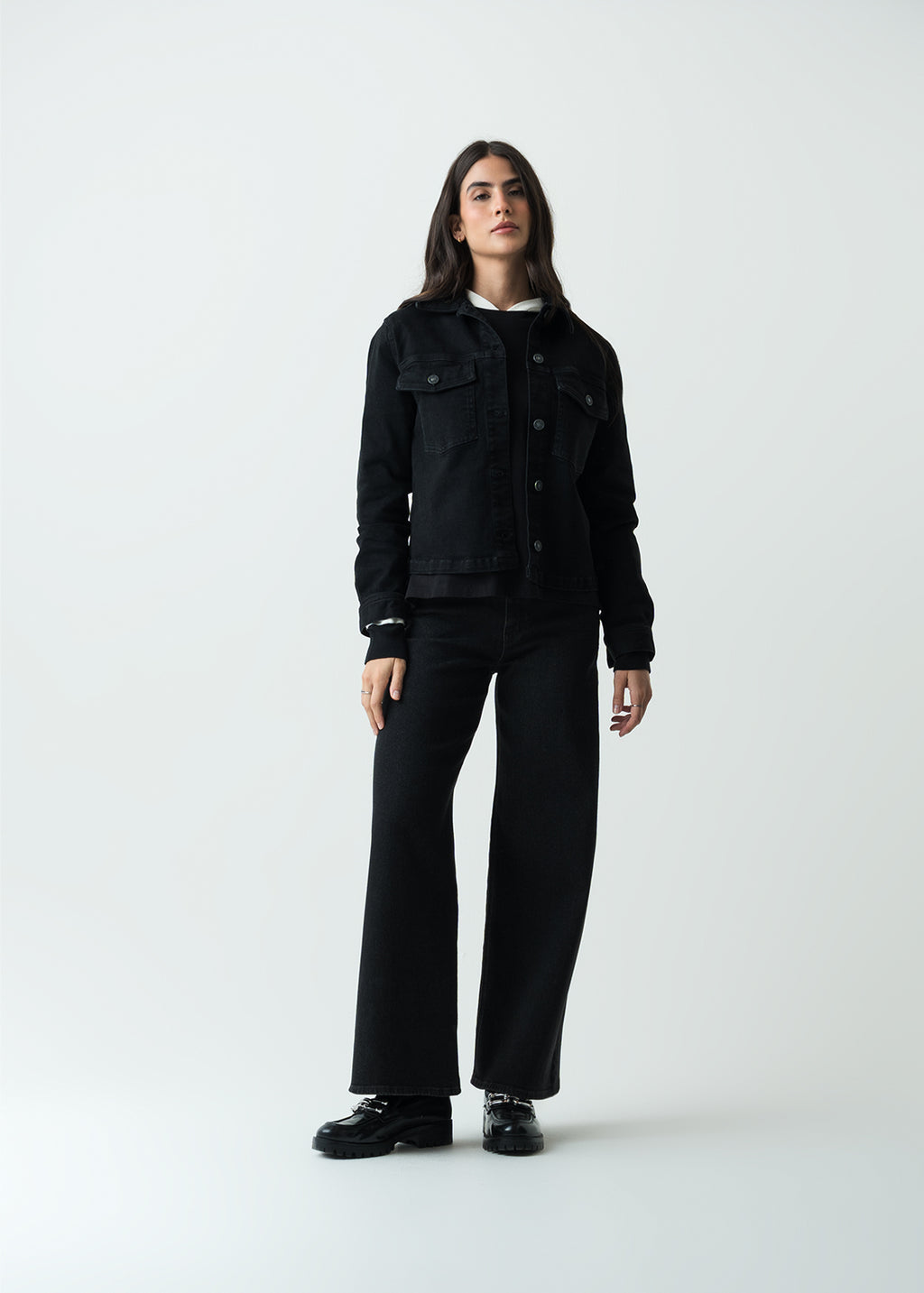 Chaqueta tipo Trucker en black denim - Negro 14_720G502_NEG193909_3