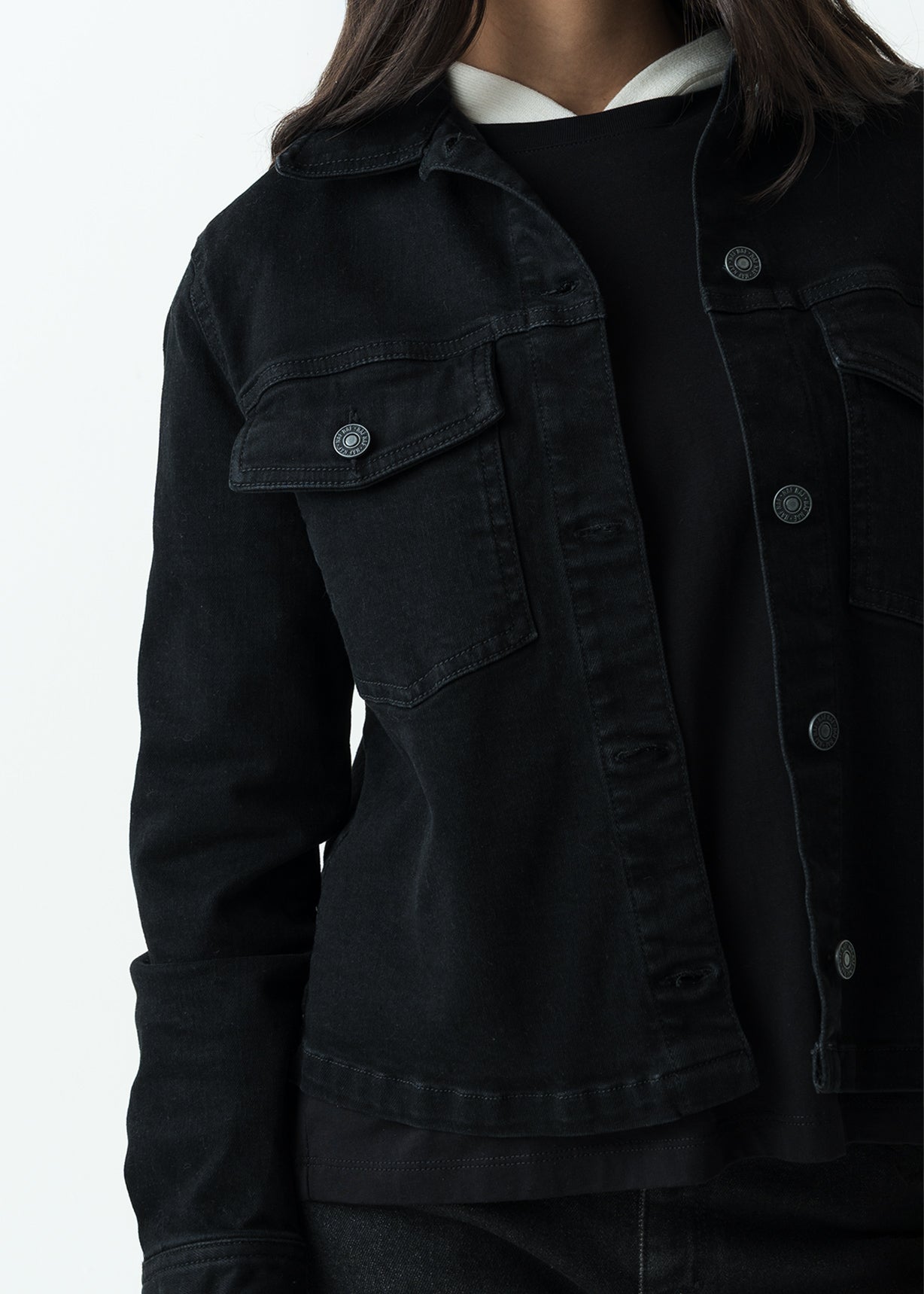 Chaqueta tipo Trucker en black denim - Negro 14_720G502_NEG193909_4