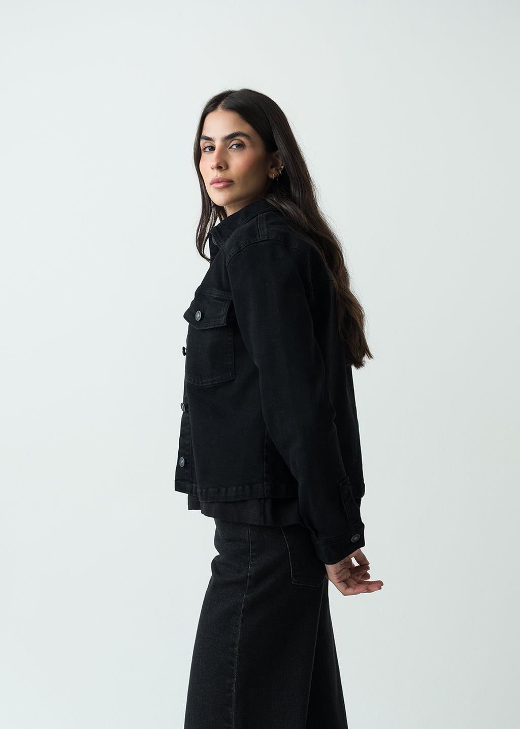 Chaqueta tipo Trucker en black denim - Negro 14_720G502_NEG193909_5