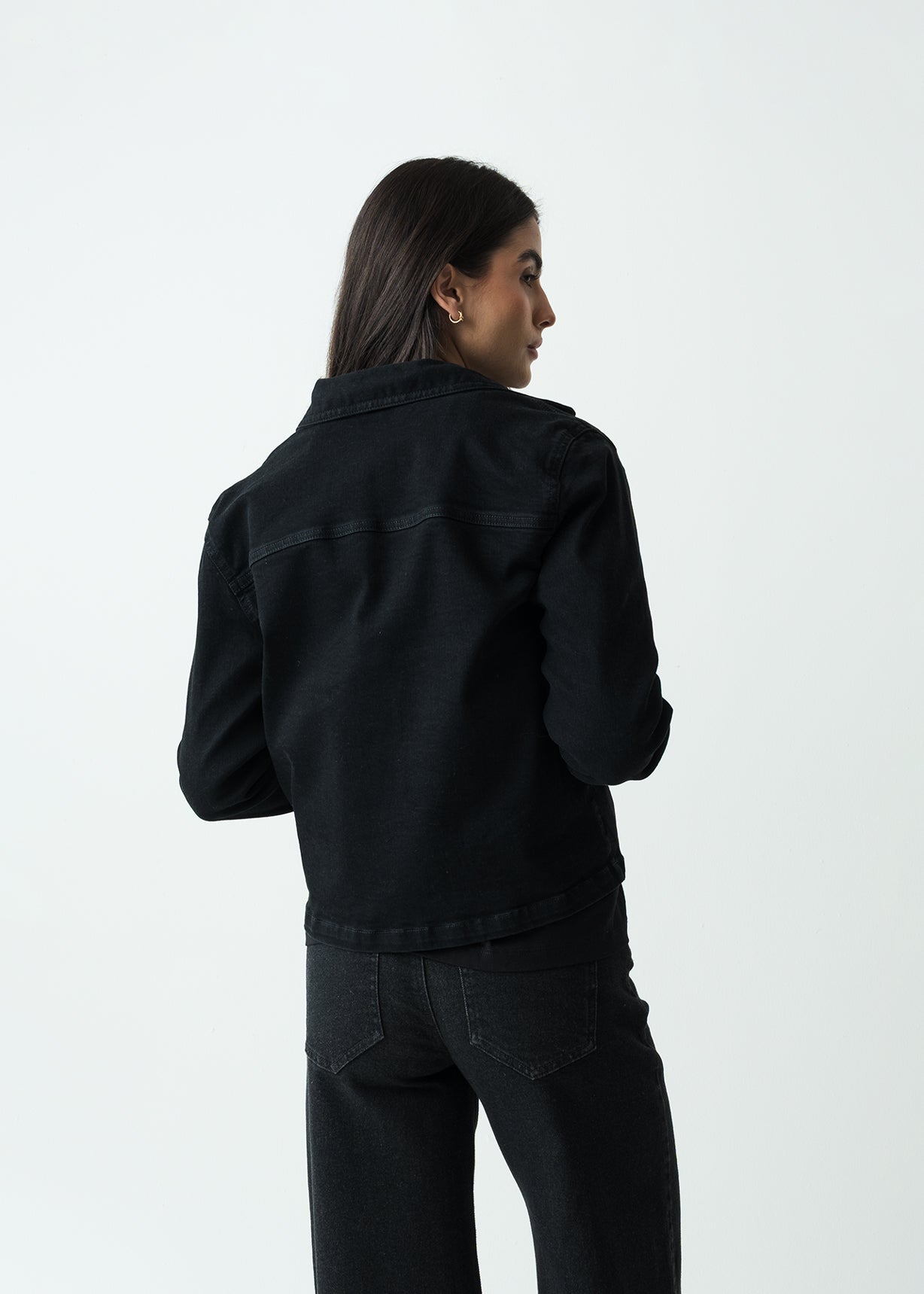 Chaqueta tipo Trucker en black denim - Negro 14_720G502_NEG193909_7