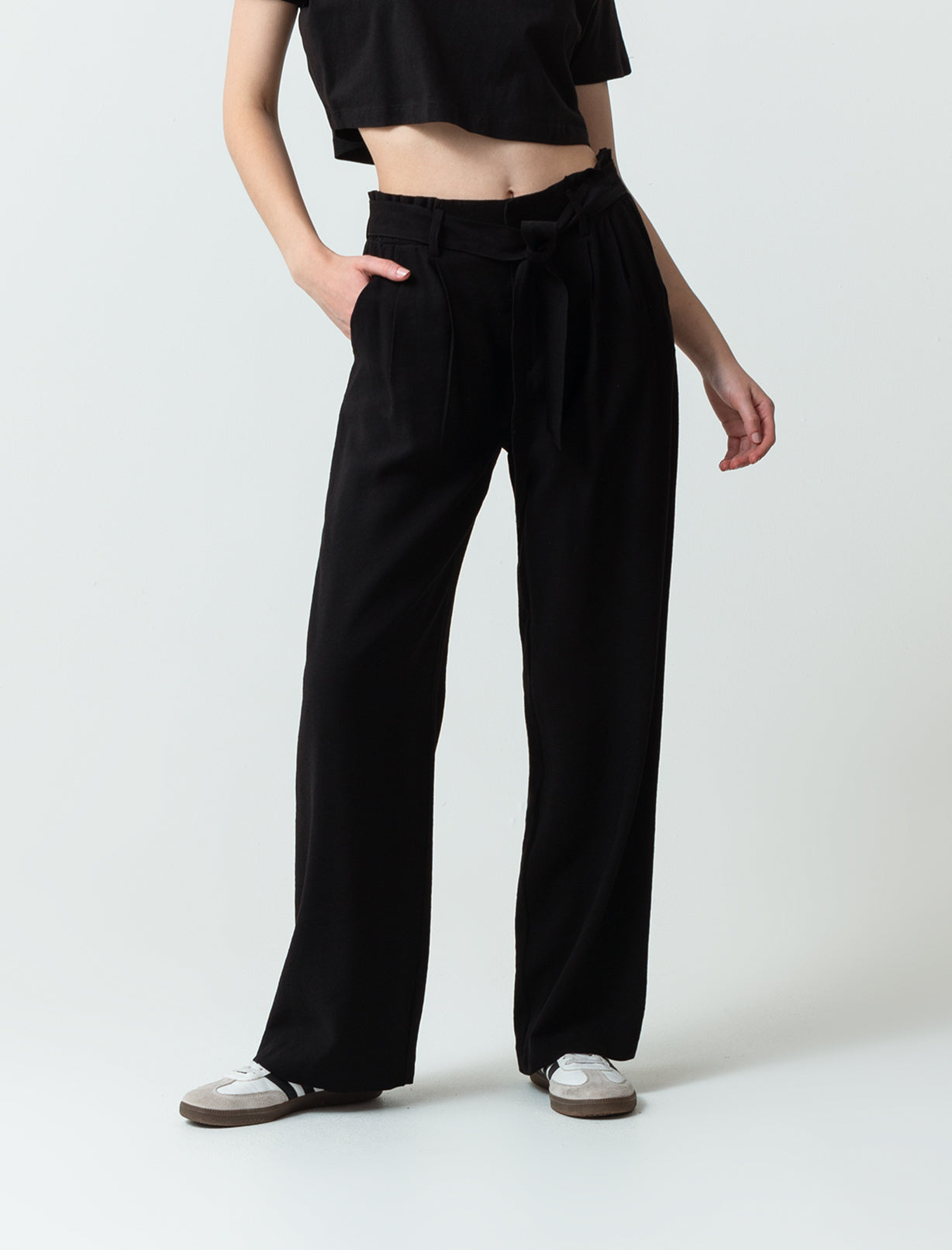 Pantalón con cinturón ajustable - Negro 14_730E503_NEG193909_0