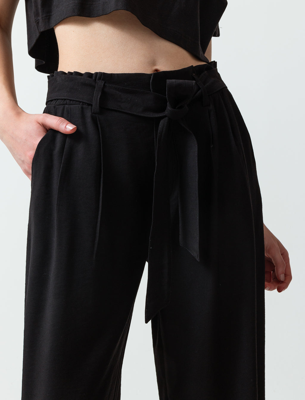 Pantalón con cinturón ajustable - Negro 14_730E503_NEG193909_7
