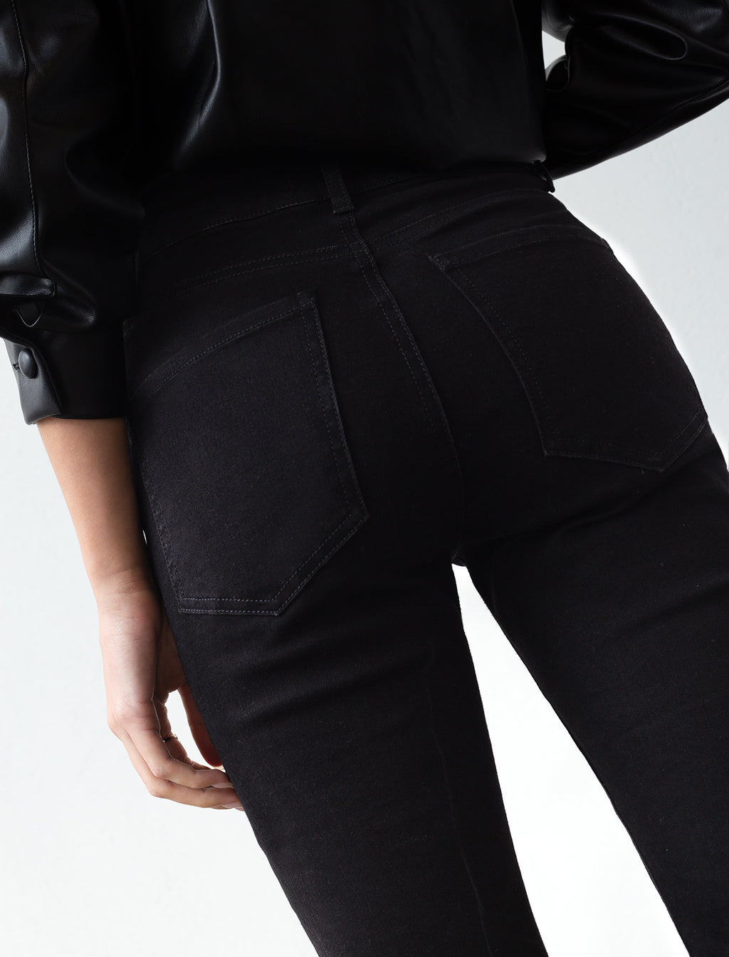 Jean para mujer tono oscuro Skinny tiro alto Anna infaltable - Negro 14_790E502_NEG193909_4