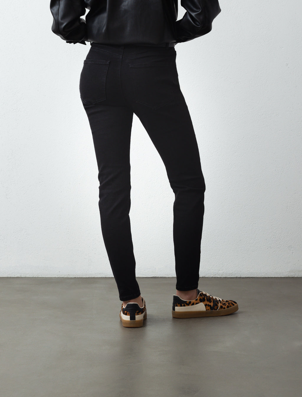 Jean para mujer tono oscuro Skinny tiro alto Anna infaltable - Negro 14_790E502_NEG193909_5
