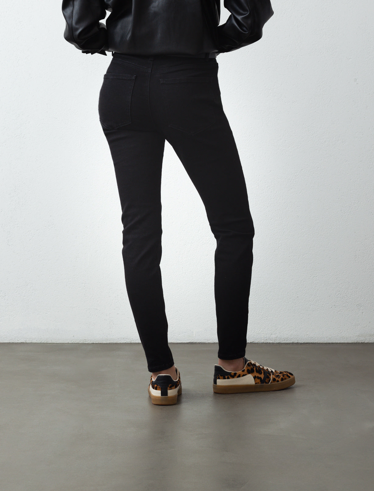 Jean para mujer tono oscuro Skinny tiro alto Anna infaltable - Negro 14_790E502_NEG193909_5